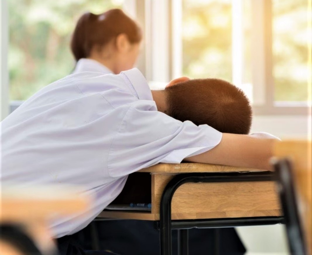 Buồn ngủ ban ngày: nguyên nhân chính và khi nào cần đi khám