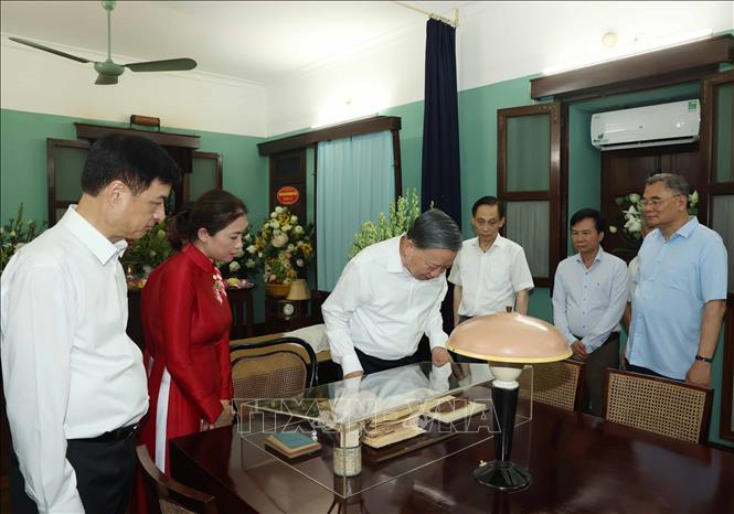 Tưởng Nhớ Chủ Tịch Hồ Chí Minh: Hành Động Ý Nghĩa Của Lãnh Đạo Quốc Gia