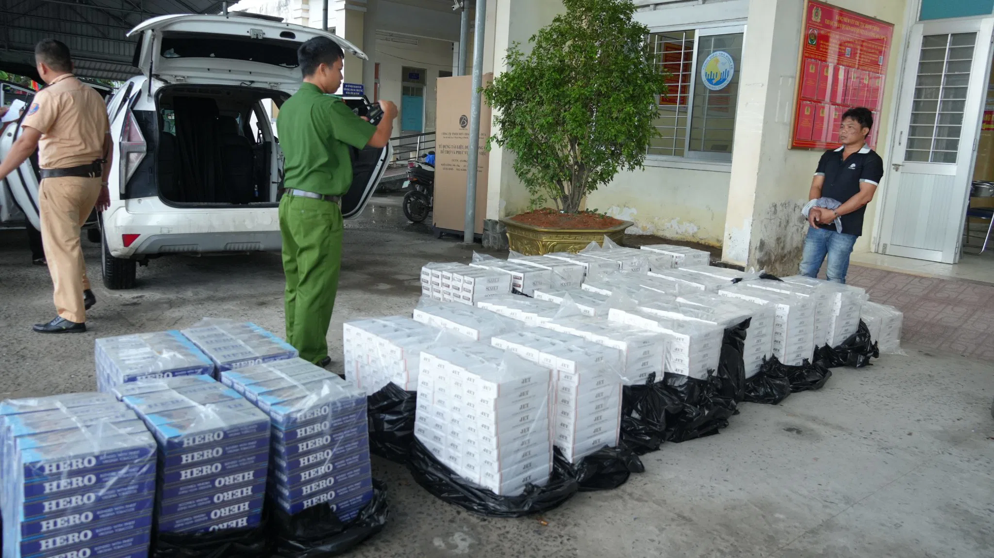 Tạm giữ tài xế và 15.500 bao thuốc lá nhập lậu trên Quốc lộ 1 ở Đồng Tháp